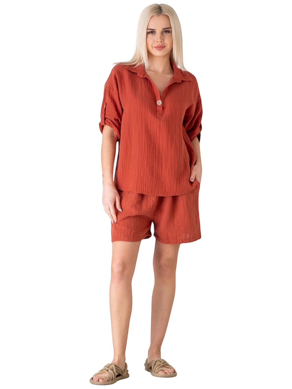 ModaVitrini Damen-Schlupfbluse aus 100 % Baumwoll-Musselin in Ziegelrot, Oversize-Schnitt mit Kokosknopf und hochkrempelbaren Ärmeln.