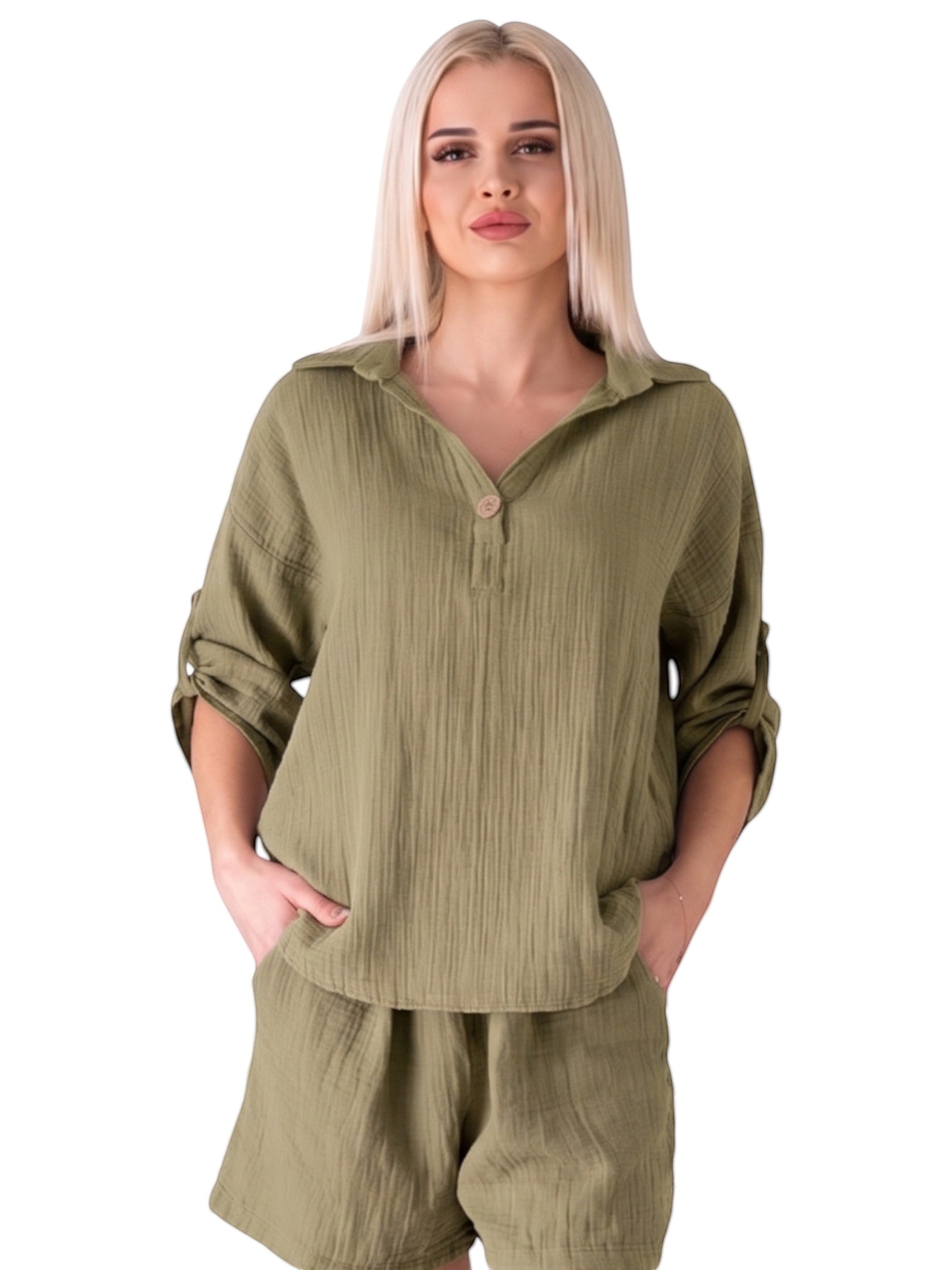 ModaVitrini Damen Schlupfbluse aus 100% Baumwoll-Musselin in Khaki, Oversize-Schnitt mit Polokragen und Kokosknopf.