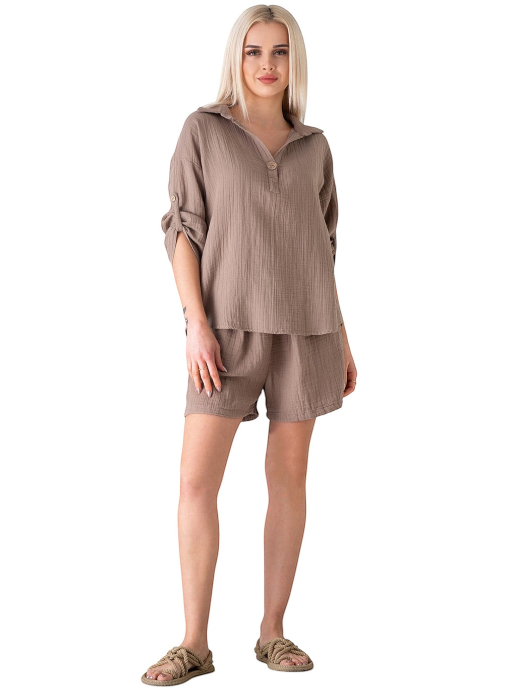 ModaVitrini Damen Schlupfbluse aus Musselin in Braun, Oversize-Schnitt, 100% Baumwolle, mit Kokosknopf und hochkrempelbaren Ärmeln.