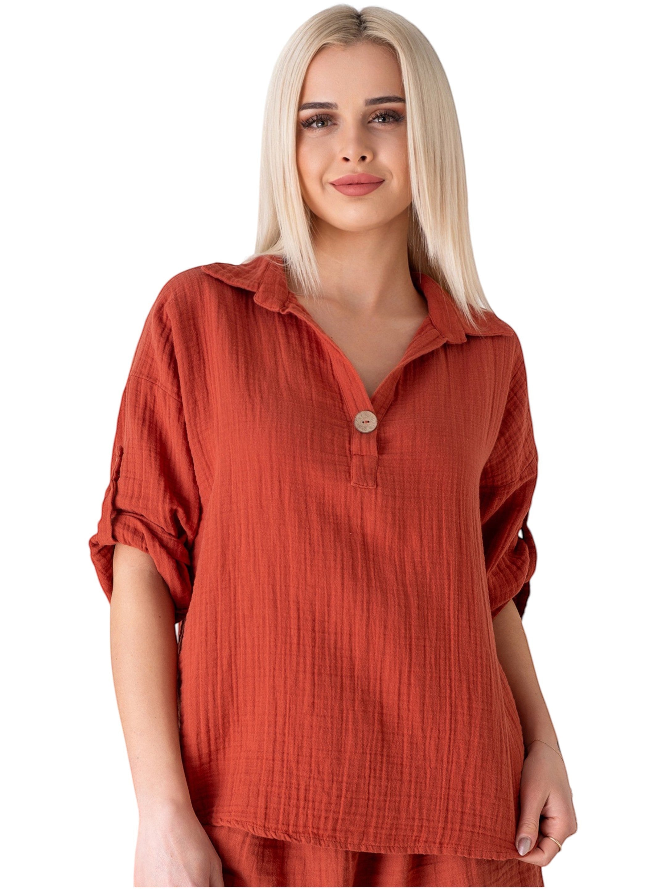 ModaVitrini Damen Musselin-Schlupfbluse in Ziegelrot, 100% Baumwolle, Oversize-Schnitt mit Kokosknopf und hochkrempelbaren Ärmeln.